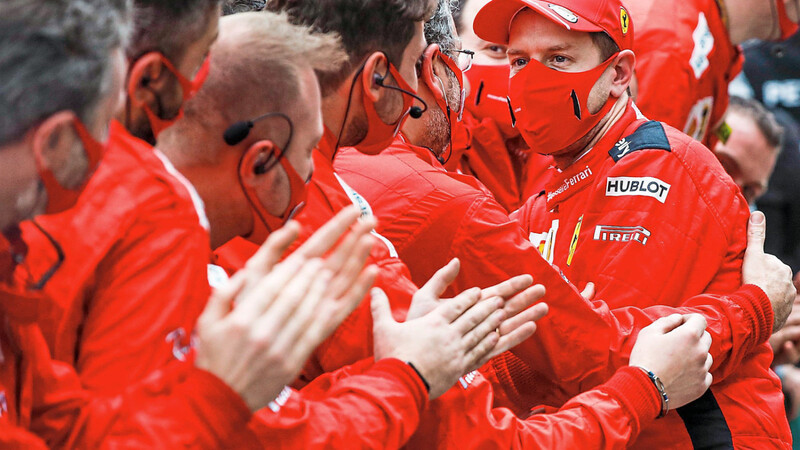 Abschied von den Kollegen: Am Sonntag fährt Sebastian Vettel (r.) ein letztes Mal für Ferrari.