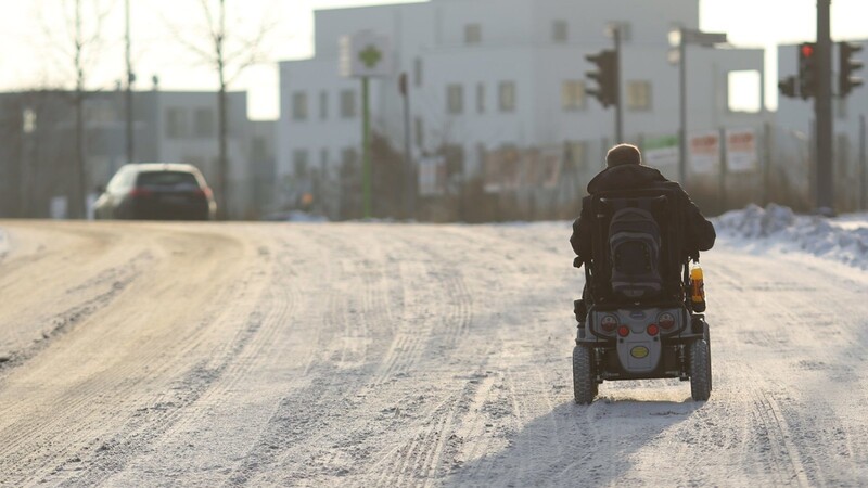 In einem Waldstück bei Tiefenbach (Landkreis Passau) hat sich am Freitagabend ein Rollstuhlfahrer im Schnee festgefahren. Zum Glück wurde eine Joggerin auf seine Notlage aufmerksam und verständigte die Polizei. (Symbolbild)