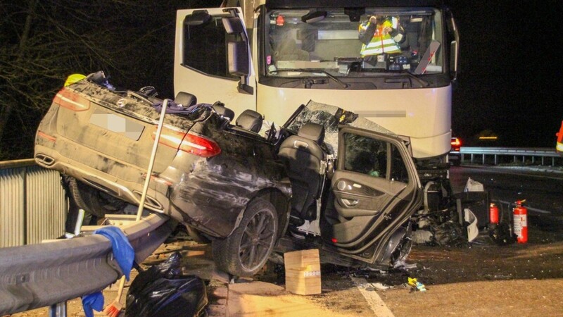 Auf der B16 bei Lengfeld ist am Freitagabend ein Mercedes-Fahrer frontal mit einem Sattelzug zusammengestoßen. Der 28-jährige Fahrer wurde eingeklemmt und schwer verletzt.