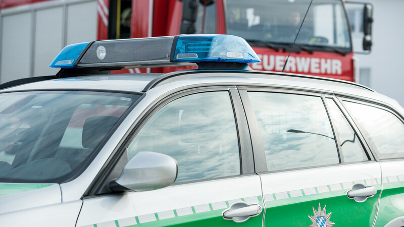 Lichterloh brannte ein Mercedes AMG am Montagnachmittag bei Aham (Kreis Landshut). (Symbolbild)