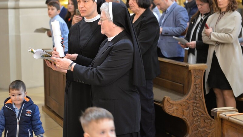 Scchwester Valentina trägt nun den schwarzen Ordensschleier als Zeichen der Zugehörigkeit zur Gemeinschaft der Ursulinen.
