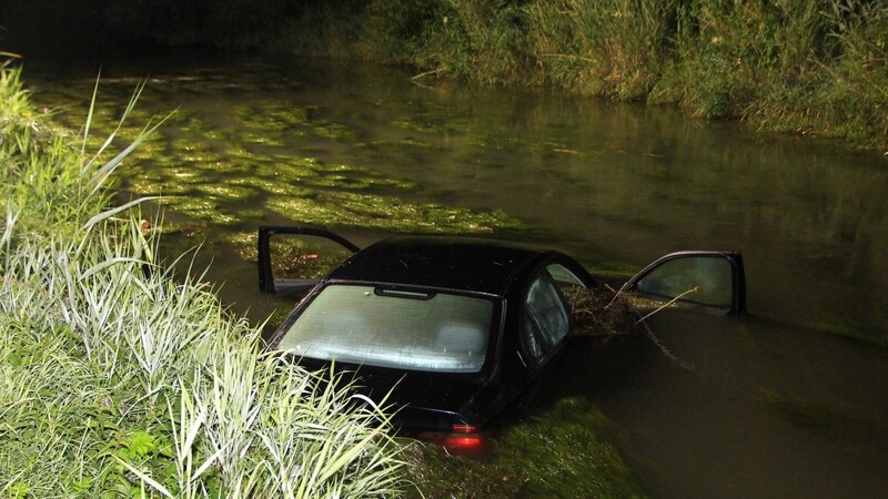 In der Nähe von Schierling landete eine Autofahrerin mit ihrem BMW in einem Fluss.