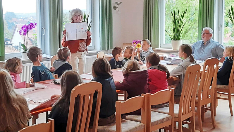 Bürgermeister Winfried Roßbauer (sitzend rechts) hörte den Kindern gespannt zu. Klassenlehrerin Martina Ehrenreich (stehend) konkretisierte die Fragen der Kinder zu den einzelnen Themen. So entspann sich ein reger Austausch untereinander.