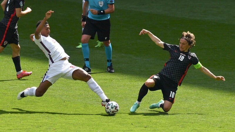 Jude Bellingham (l.) von England und Luka Modric von Kroatien kämpfen um den Ball.