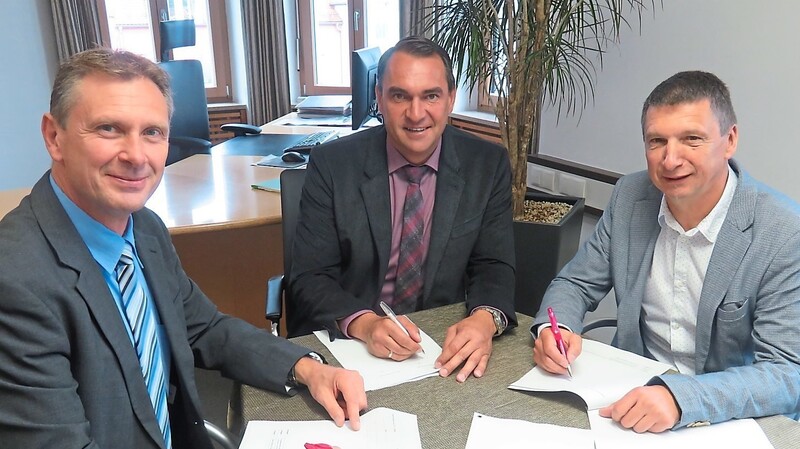 Die Stadt Rottenburg und die Telekom haben den Vertrag zum Breitbandausbau unterschrieben.