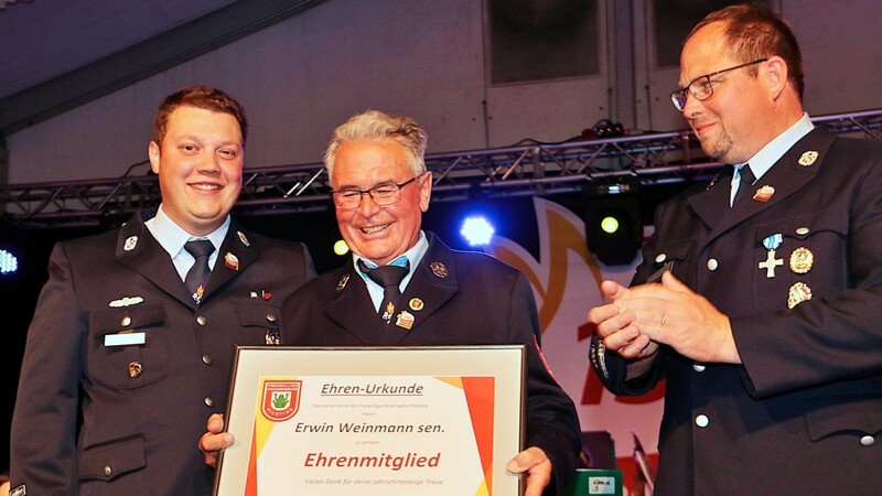 Ehrenmitglied Erwin Weinmann (Mitte) mit dem Vorsitzenden der Feuerwehr Christoph Schinharl (l.) und seinem Stellvertreter Gerhard Haas (r.).