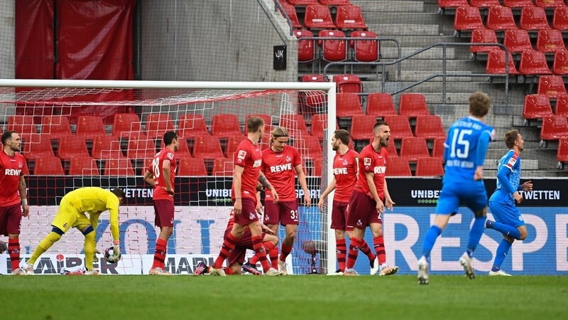 Der Schock nach dem 0:1 ist den Spielern des 1. FC Köln (rote Trikots) anzumerken. Aufgrund der Niederlage muss Köln um den Abstieg aus der Bundesliga bangen.