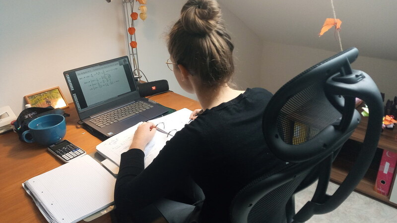 Marie Oßner verbrachte die meiste Zeit in ihrem Studium bisher vor dem Laptop. Nach dem zweiten, finden nun auch in ihrem dritten Semester meist nur Online-Vorlesungen statt.