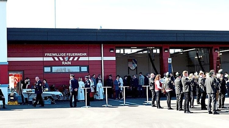 Bei Kaiserwetter strahlte das neue Feuerwehrgerätehaus mit den vielen Besuchern in der Sonne.