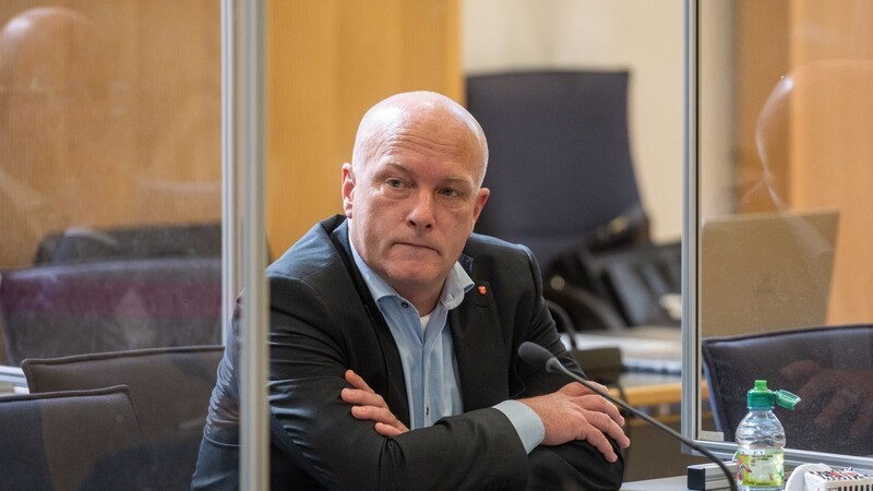 Ex-Oberbürgermeister Joachim Wolbergs ist vor dem Landgericht Regensburg in einem Fall der Bestechlichkeit zu einem Jahr Haft auf Bewährung verurteilt worden.