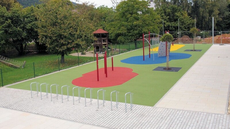 Harmonisch fügt sich der farbenfrohe Spielplatz in das Gesamtkonzept der Miltacher Grundschule ein.