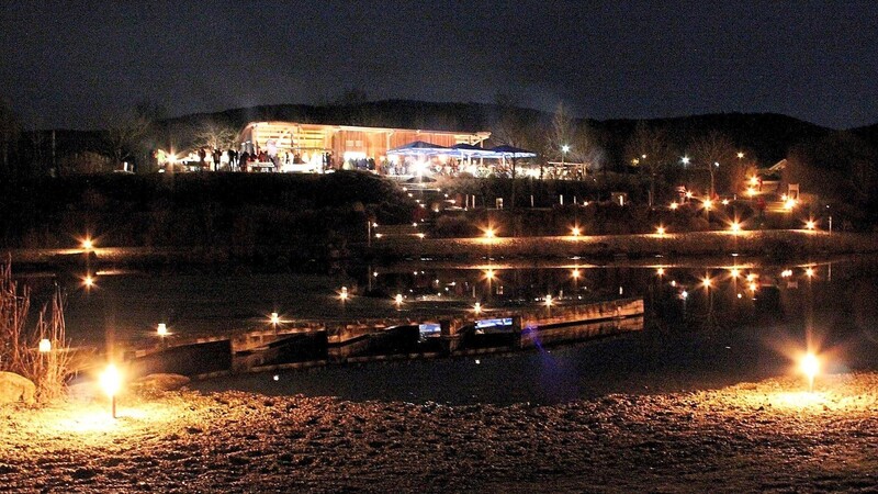Am Abend wird der Lallinger Kurpark wieder in ein Meer aus Lichtern getaucht.