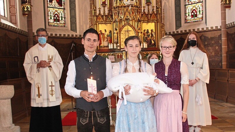 Pfarrer Wutz, die Eltern Kathrin und Michael Pritzl, sowie die Patin Magdalena Pritzl mit dem Täufling Marie