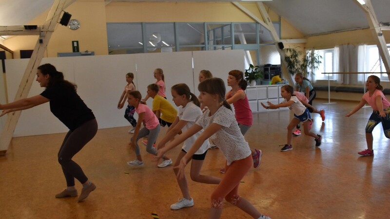 Mit der angehenden Tanzpädagogin Laura Meindl gelang es den Jungen und Mädchen sehr schnell, in die Choreografie einzutauchen.