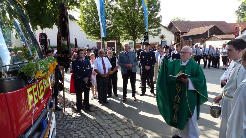 Sankt Josef Stadtpfarrer Dr. Kazimierz Pajor erteilte dem "neuen Gebrauchten" den kirchlichen Segen.