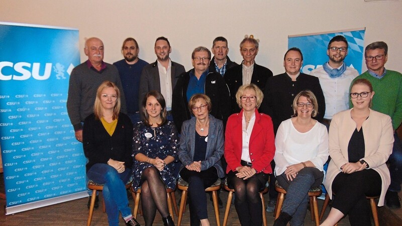 Unser Bild zeigt die CSU-Mannschaft mit der Bürgermeisterin Jutta Staudinger (rote Jacke) die die kommende Kommunalwahl in Stephansposching gewinnen will.