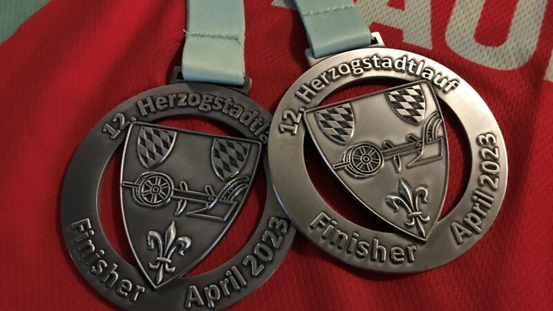 Die Medaillen für den Herzogstadtlauf sind wieder besonders schön geworden.