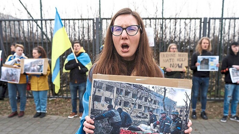 Eine Anti-Kriegs-Demonstration während des Nato-Treffens in Brüssel: Die Nato habe die große Verantwortung, sicherzustellen, dass die Krise nicht über die Ukraine hinaus eskaliere sagte Jens Stoltenberg.