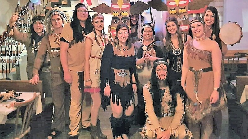 Die Indianer bevölkerten den Saal des Gasthauses Steiger und sorgten mit ihrer Einlage für gute Stimmung.