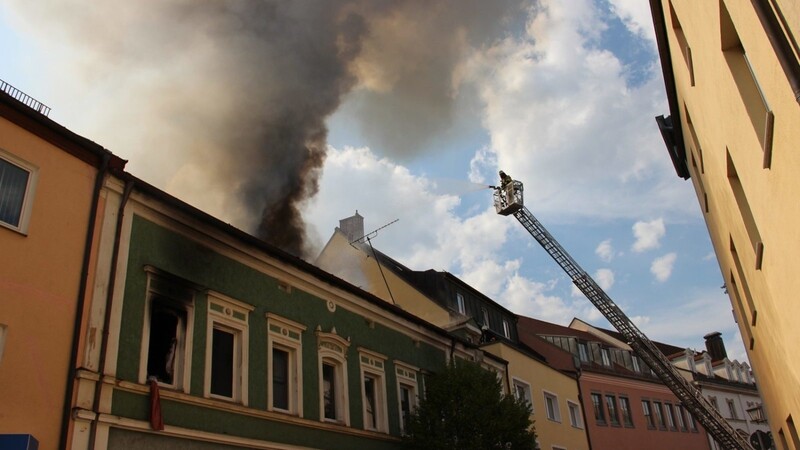 Im Zusammenhang mit dem Wohnhausbrand an der Propsteistraße sucht die Kripo nach drei südländisch aussehenden Männern.