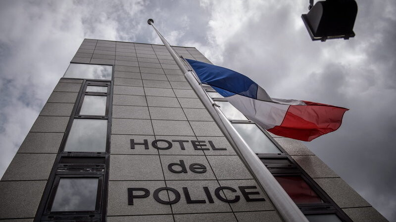Die Polizeidienststelle in Mantes La Jolie (bei Paris) in der Außenansicht. Hier arbeitete die französische Polizistin, die von dem ISIS-Kämpfer Larossi Abbala am 14. Juni 2016 ermordet wurde. Ihr Mann wurde kurz vor ihrem Tod erstochen.