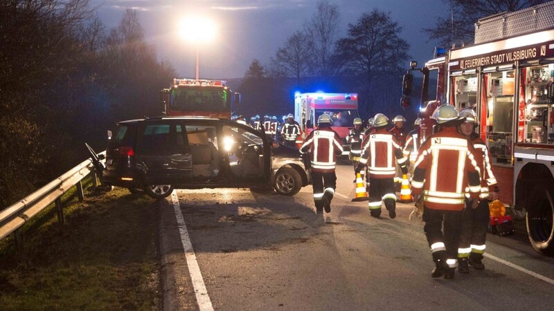 Auf der B388 im Landkreis Landshut hat sich am Donnerstagnachmittag ein schwerer Unfall ereignet. Dabei wurde ein Autofahrer in seinem Fahrzeug eingeklemmt und verletzt.