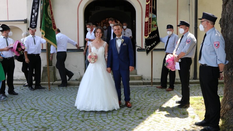 Schützenverein Steinbühl und Feuerwehr Traidersdorf bildeten dem Brautpaar Weinberger beim Verlassen der Wallfahrtskirche in Weißenregen ein Spalier.