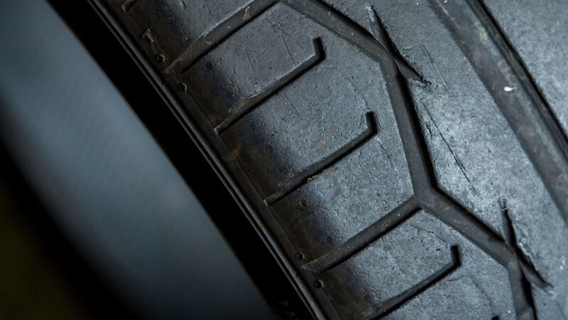 Ein Unbekannter hat in Kröning die Reifen mehrerer Schulbusse zerstochen.(Symbolbild)