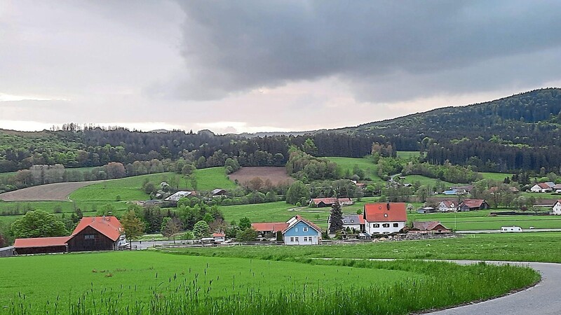 Blick vom Marterl an der Straße von Höll nach Arnstein auf die Ortschaft Höll