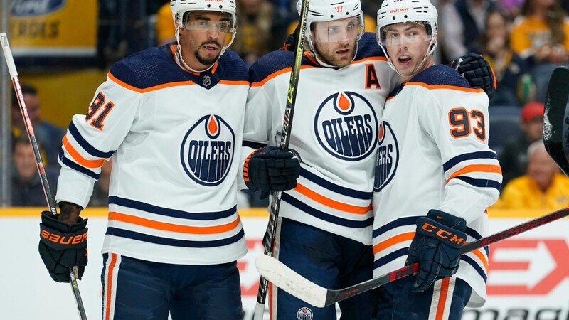 Leon Draisaitl (m.) und die Edmonton Oilers haben einen großen Schritt Richtung Playoffs gemacht. (Archiv)