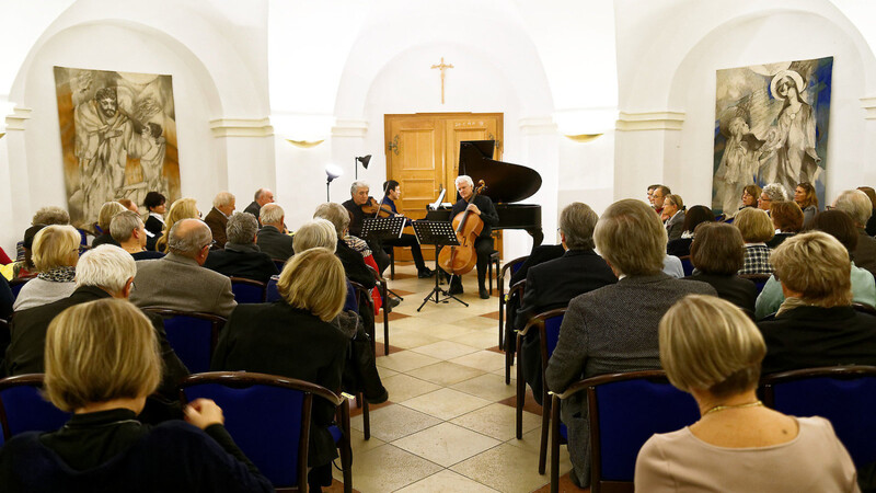 Im voll besetzten Wittelsbacher-Saal bezauberte das Gelius-Trio um Sreten Krstic, Micael Gelius und Michael Hell seine Zuhörer.