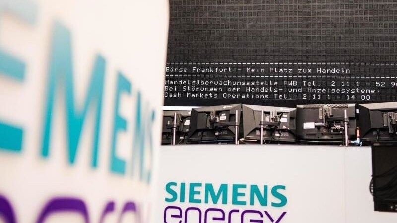 "Siemens Energy"-Schild an der Frankfurter Wertpapierbörse. Das Unternehmen will 7800 Jobs im Geschäft mit fossiler Energie abbauen.