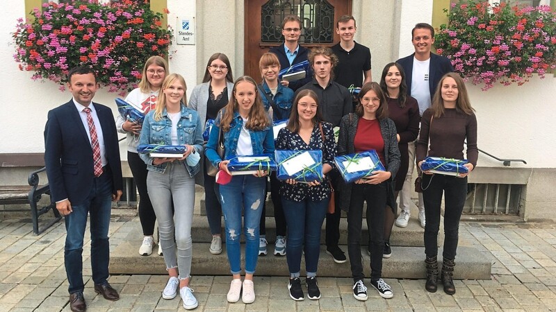 Bürgermeister Markus Hofmann (l.) und Jugendratsvorsitzender Julian Preidl (2.v.r.) ehrten am Freitag Schüler und Azubis aus Bad Kötzting, die eine Note mit der Eins vor dem Komma erhalten haben.