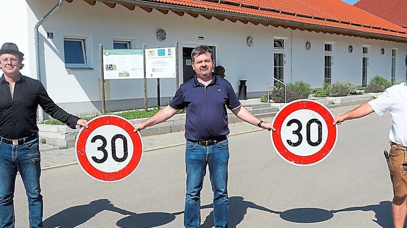 Mit "Pro Tempo 30 für Steinbach" wollen Helmuth Weiß, Bernd Wimmer und Georg Neumeier (von links) die Verkehrssicherheit im Mainburger Ortsteil verbessern.