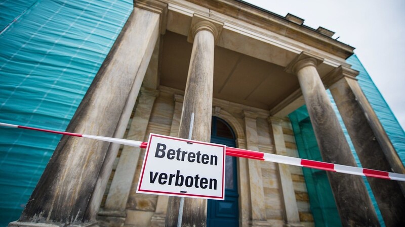 Der Eingang zum wegen Renovierung gesperrten Königsbau an der Stirnseite des Bayreuther Festspielhauses, der eigens für den menschenscheuen König Ludwig II. errichtet wurde, den dieser aber nie benutzte.