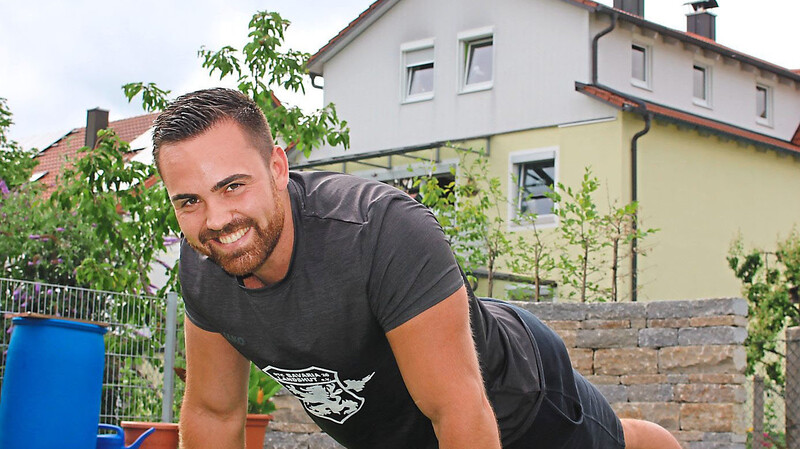 Liegestütz im Garten: Der 26-jährige Jonas Ackermann ist das erste Mal bei der Bavariade dabei.