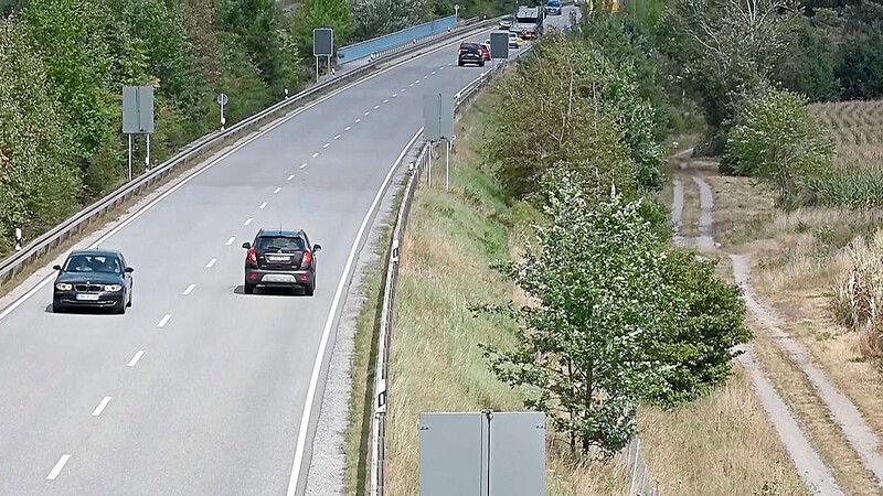 Nahe der B16 bei Nittenau (Kreis Regensburg) fiel der Schuss, der einen 47-jährigen Mann im Auto tötete.