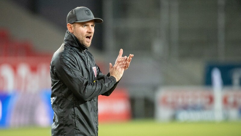 Der gebürtige Landshuter Sebastian Dreier bleibt auch in der kommenden Saison Co-Trainer von Mersad Selimbegovic beim SSV Jahn Regensburg.