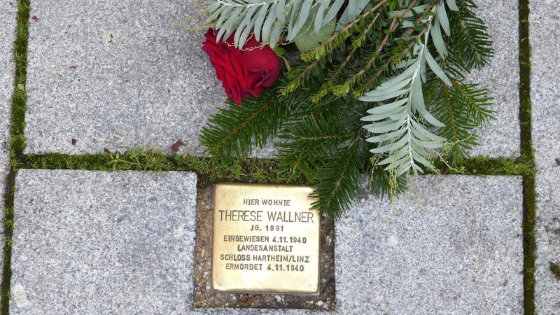 Neben dem Stolperstein für Therese Wallner wurde eine Rose abgelegt.