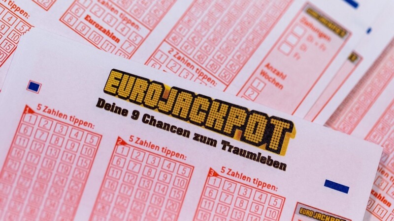 Viele Menschen nehmen am Euro-Jackpot teil. Das wollen Betrüger ausnützen.