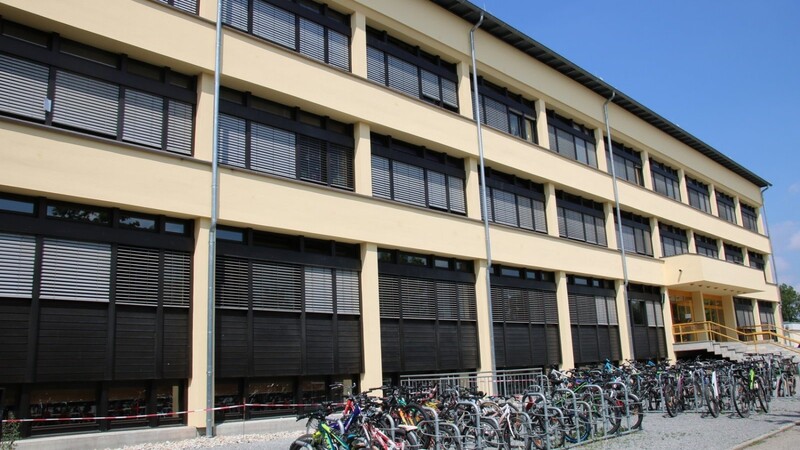 Nun ist es beschlossen: Auch die Außenfassade der Mittelschule wird bei der Sanierung angepackt.