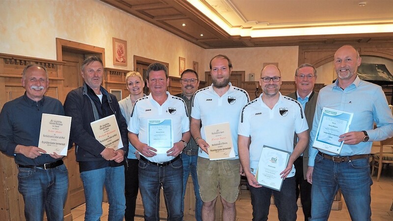 Vereinsfunktionäre wurden ausgezeichnet: Xaver Maier, Gerhard Bachmeier, Werner Schott, Florian Aigner, Thomas Buchholz und Georg Wagner.