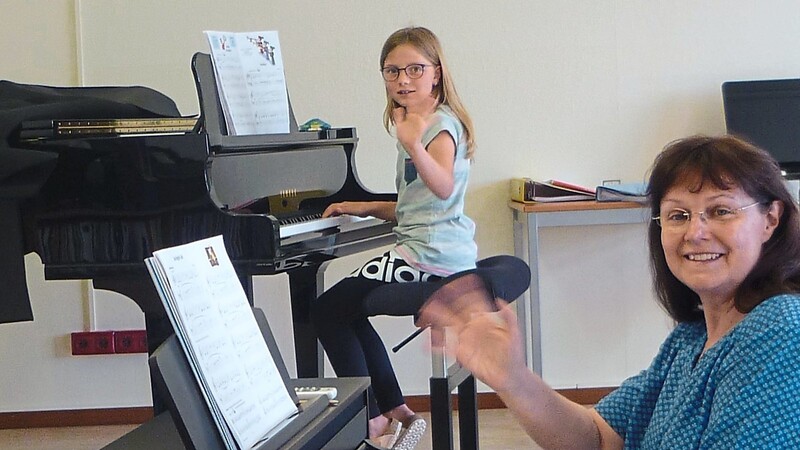 Es geht voran, Schritt für Schritt. Leiterin Michaela Friedl (rechts) freut sich, dass langsam wieder Leben in die Mainburger Musikschule einkehrt.