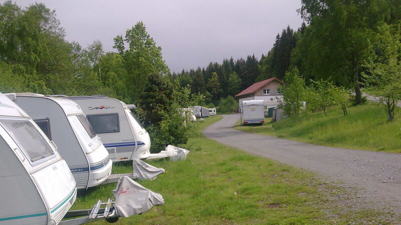 Der Naturcampingplatz Perlbach wird seit 16 Jahren von Familie Mühlbauer betrieben. Anstatt 21 Stellplätzen dürfen derzeit aufgrund der Corona-Hygienevorschriften nur 14 vermietet werden.