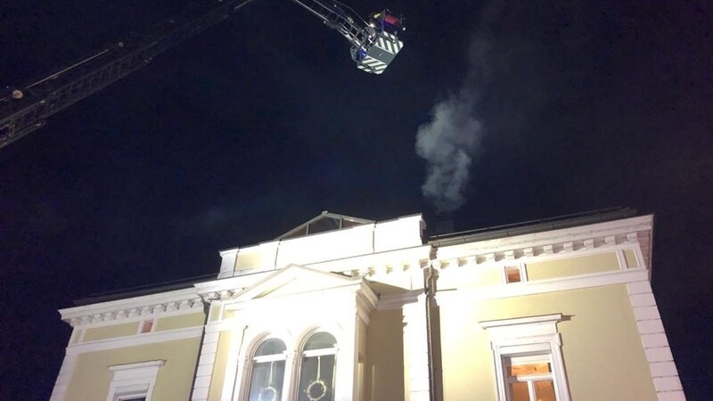 Ein Kaminbrand in der Papiererstraße hat am Freitagabend für einen Einsatz der Feuerwehr der Stadt Landshut gesorgt.