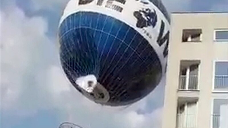Wegen des starken Windes gelang es für mehrere Minuten nicht, den Ballon wieder an den Boden zu holen, er driftete immer wieder in Richtung eines Hauses ab.