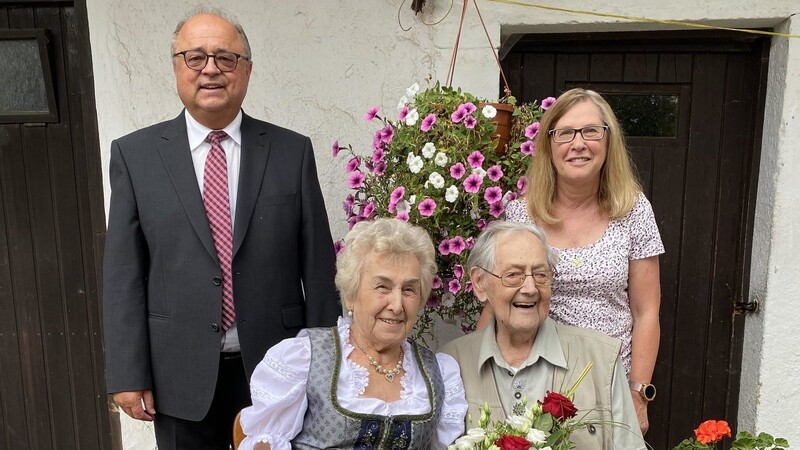 Bürgermeister Max Schmaderer mit Maria und Max Schichtl, die das seltene Jubiläum der Gnaden-Hochzeit feiern konnten, sowie deren Schwiegertochter Gerdi.
