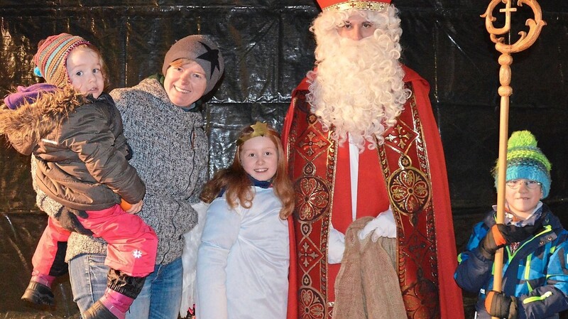 Auch der Nikolaus samt Engel schaute beim Weihnachtsmarkt vorbei und beschenkte die braven Kinder.