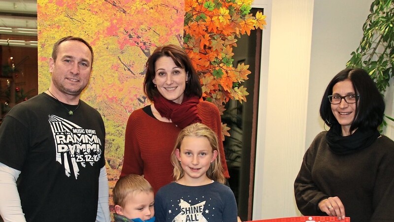 Peter Gregor (links) und Manuela Wolf (rechts) übergaben an Heidi Hirtreiter mit ihren Kindern Klara und Jakob den 3 000 Euro-Scheck.