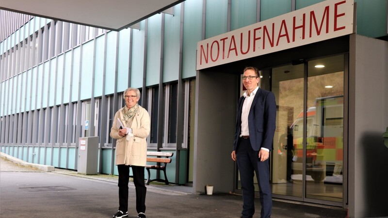 Landrätin und Verwaltungsratsvorsitzende Rita Röhrl und der Vorstand der Arberlandkliniken Christian Schmitz vor der Notaufnahme. Sie stellten am Dienstag die Klinikenbilanz für 2020 vor.